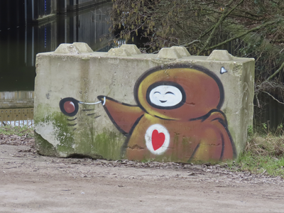 902944 Afbeelding van het graffitifiguurtje 'The Friendly Hero' van Mr. Kubus, op een betonblok bij de Oude ...